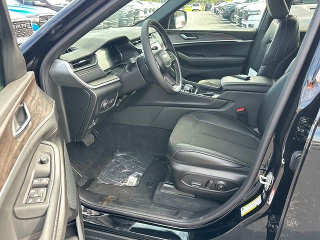 2027 Jeep Grand Cherokee Laredo Altitude