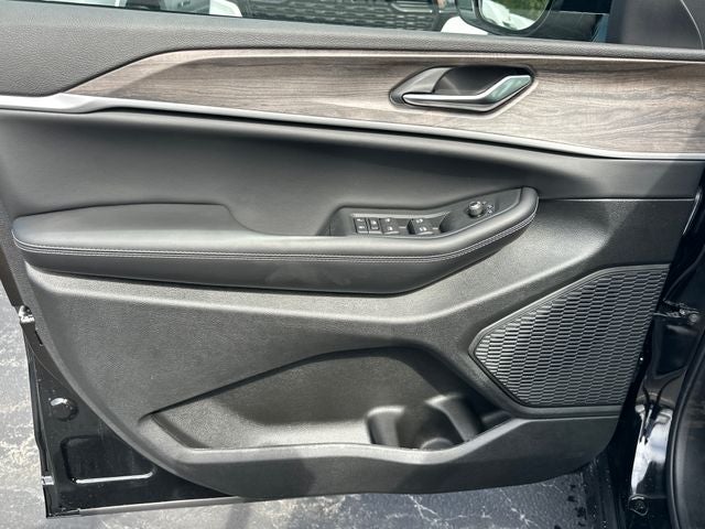 2027 Jeep Grand Cherokee Laredo Altitude