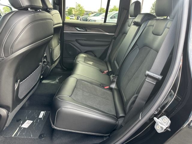 2027 Jeep Grand Cherokee Laredo Altitude