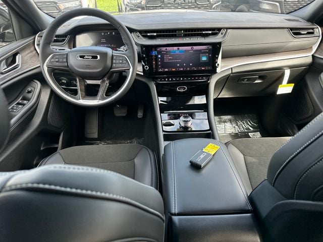 2027 Jeep Grand Cherokee Laredo Altitude