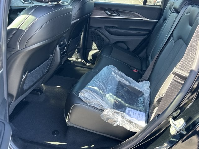 2027 Jeep Grand Cherokee Laredo Altitude