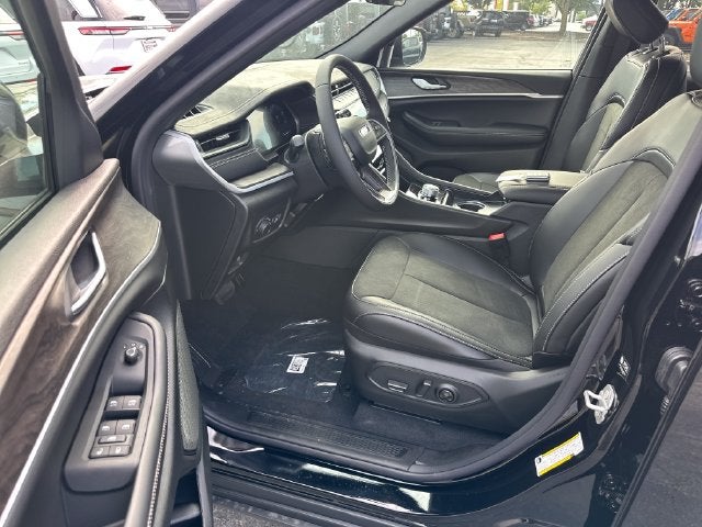 2027 Jeep Grand Cherokee Laredo Altitude
