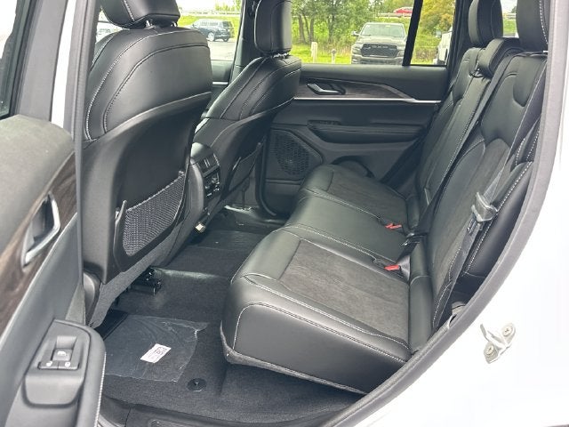 2027 Jeep Grand Cherokee Laredo Altitude