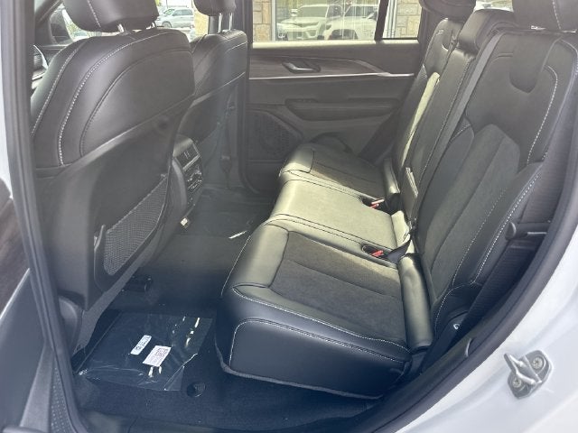 2027 Jeep Grand Cherokee Laredo Altitude
