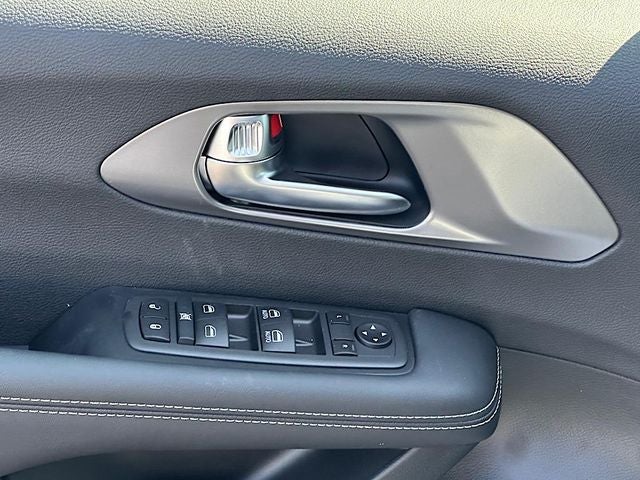 2025 Chrysler Voyager LX