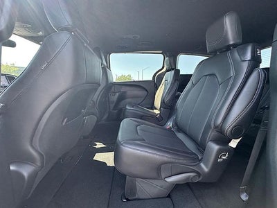 2025 Chrysler Voyager LX