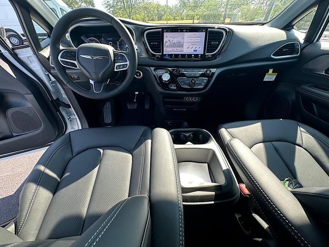 2025 Chrysler Voyager LX