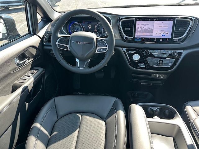 2025 Chrysler Voyager LX