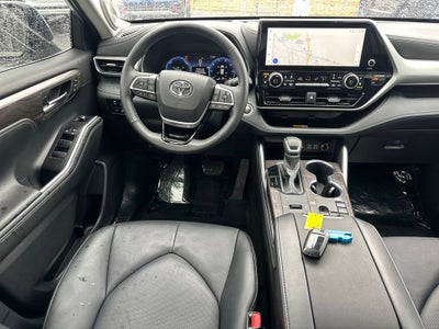 2025 Toyota Highlander Hybrid Platinum