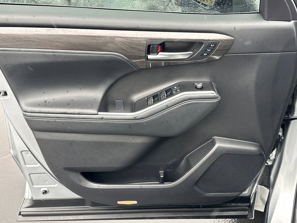 2025 Toyota Highlander Hybrid Platinum